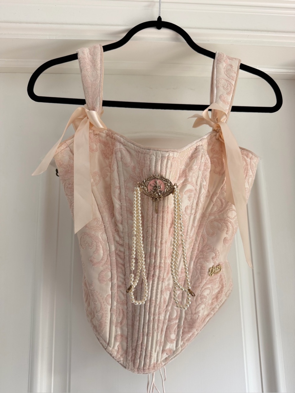 Elegant Cream Lace Corset with Pearl Chain Detail - Picture 5 of 9